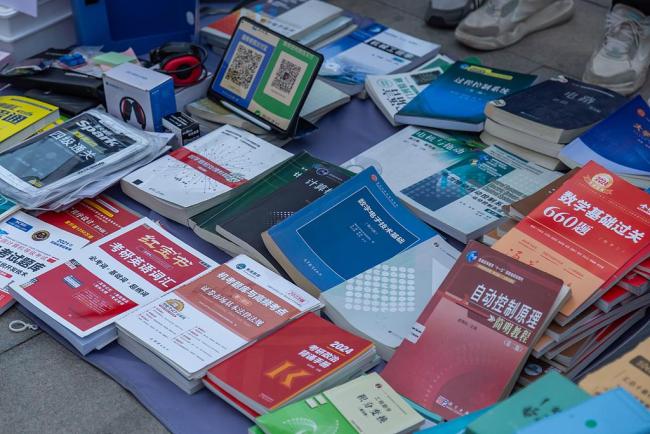 PG电子平台：正版书商与盗版书贩正悬殊对抗出版业防盗难(图4)