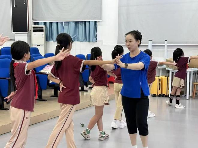 PG电子平台：“名医”竟是AI换脸？五招识别！早安珠海(图5)